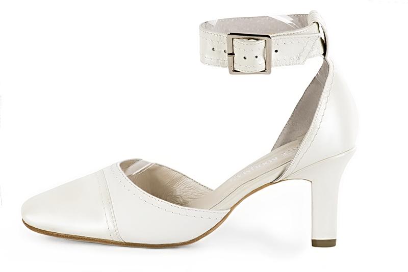 Pure white women's open side shoes, with a strap around the ankle. Round toe. High kitten heels. Profile view - Florence KOOIJMAN
